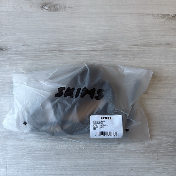 SKIMS Women's Triangle Swim Top Small Blsck NWT in packaging - Picture 5 of 6